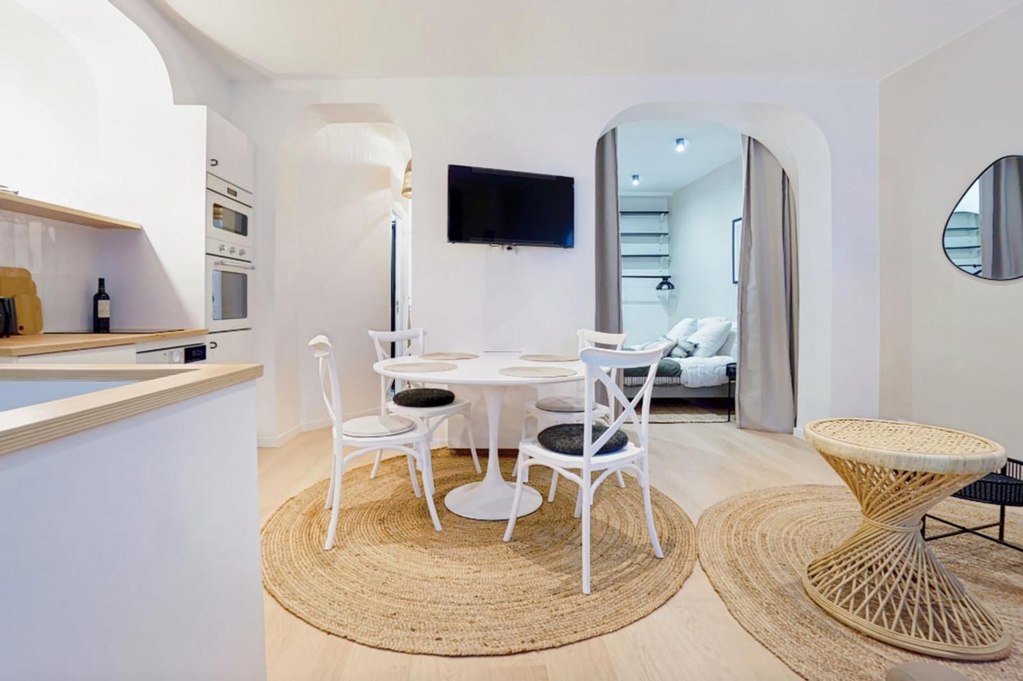 Comfortable And Ideally Located In 15 Parijs